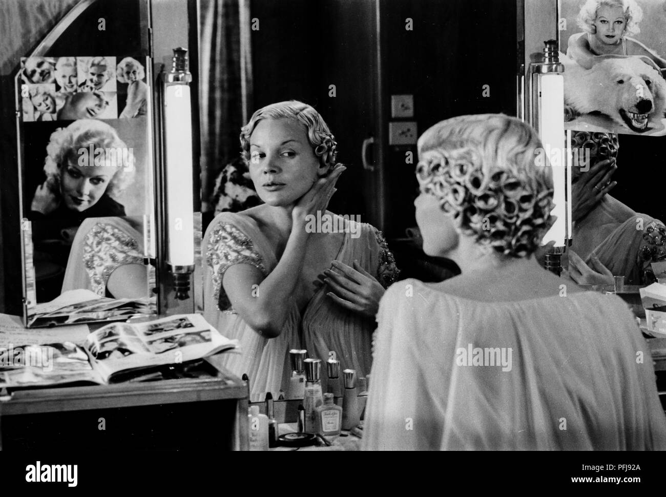 Carroll Baker During The Makeup For The Movie Harlow Stock Photo Alamy