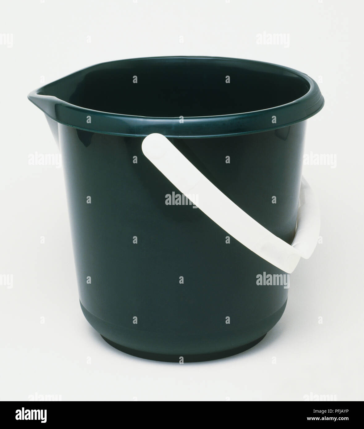 Bucket handle hi-res stock photography and images - Alamy