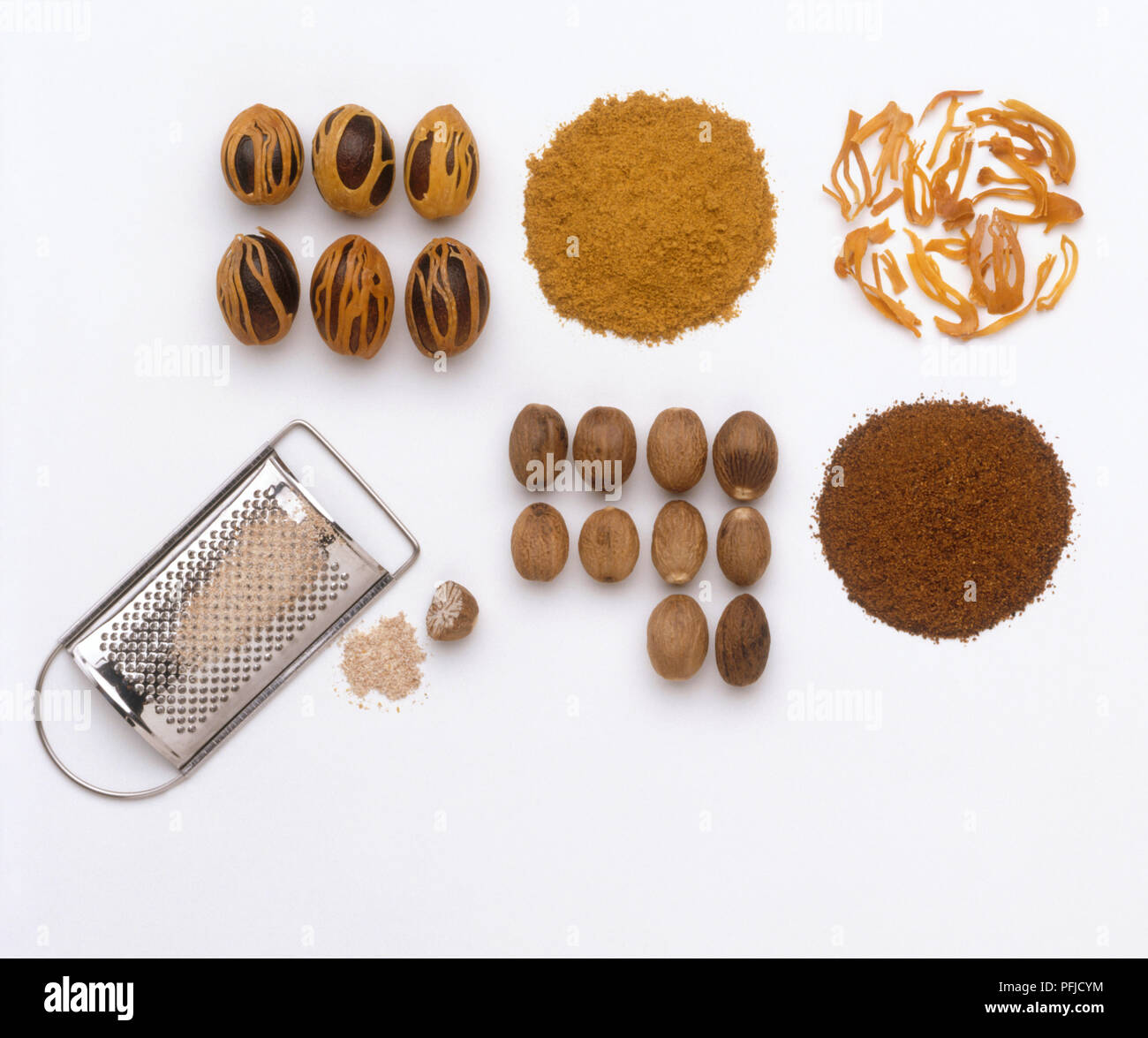 Whole and ground nutmeg and mace Stock Photo Alamy
