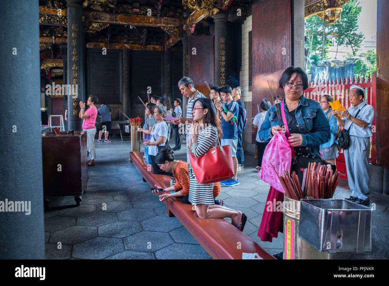 Chinese jiaobei hi-res stock photography and images - Alamy