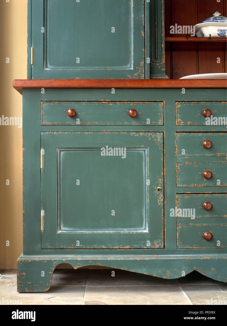 Green kitchen furniture hi-res stock photography and images - Alamy