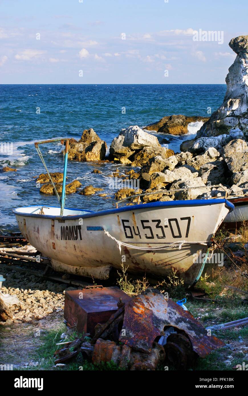 Bulgaria, Tyulenovo, small fishing boat moored on Black Sea coastline Stock Photo
