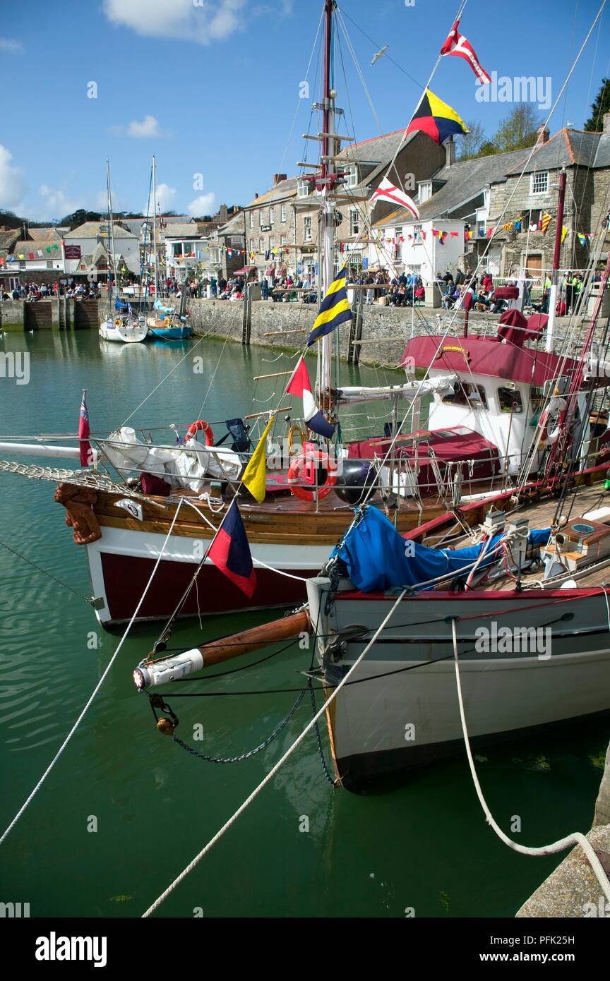 Padstow harbour fishing boat hi-res stock photography and images - Alamy