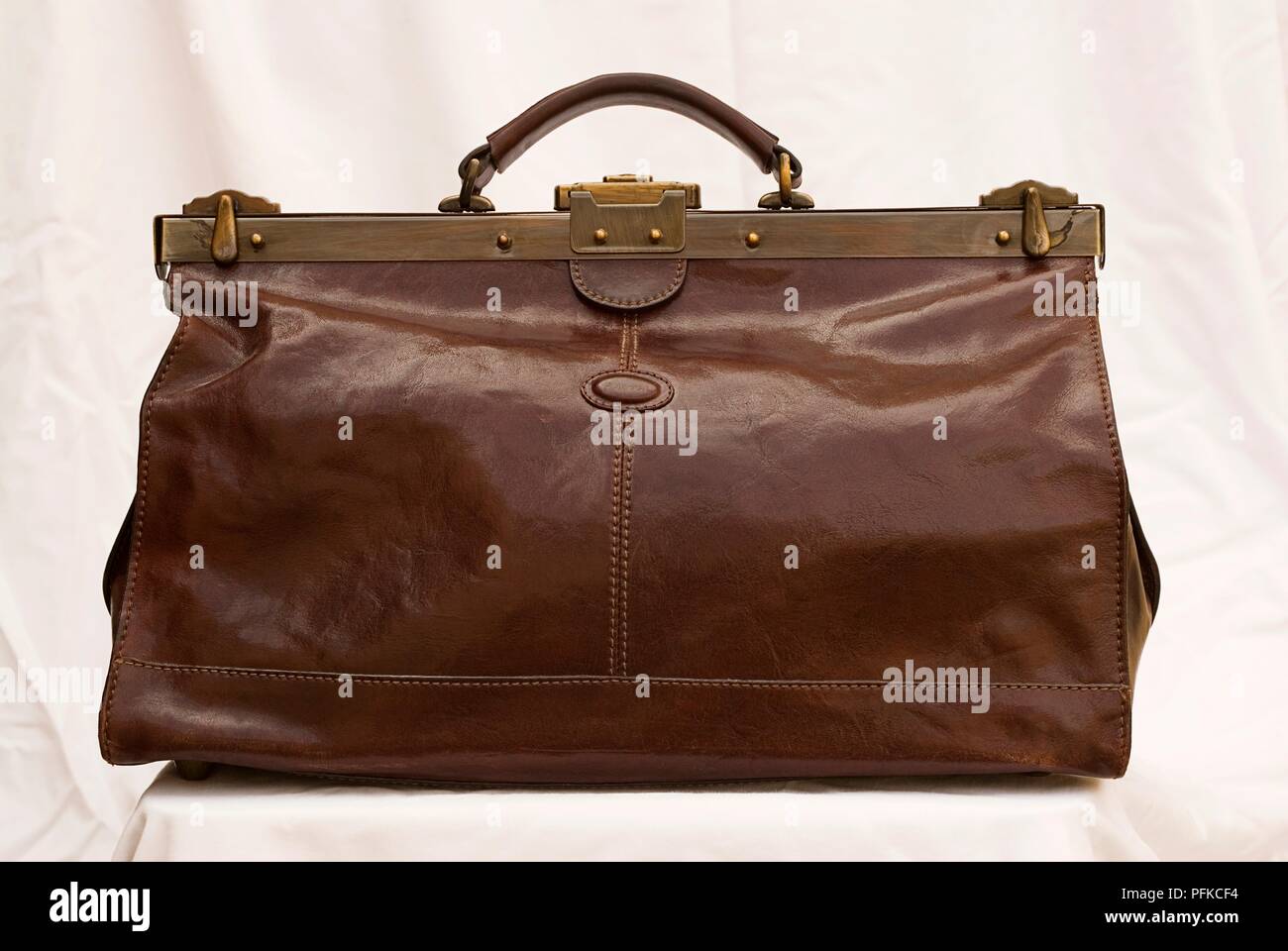 Italian Vintage Brown Leather Gladstone Doctors Bag For Sale at