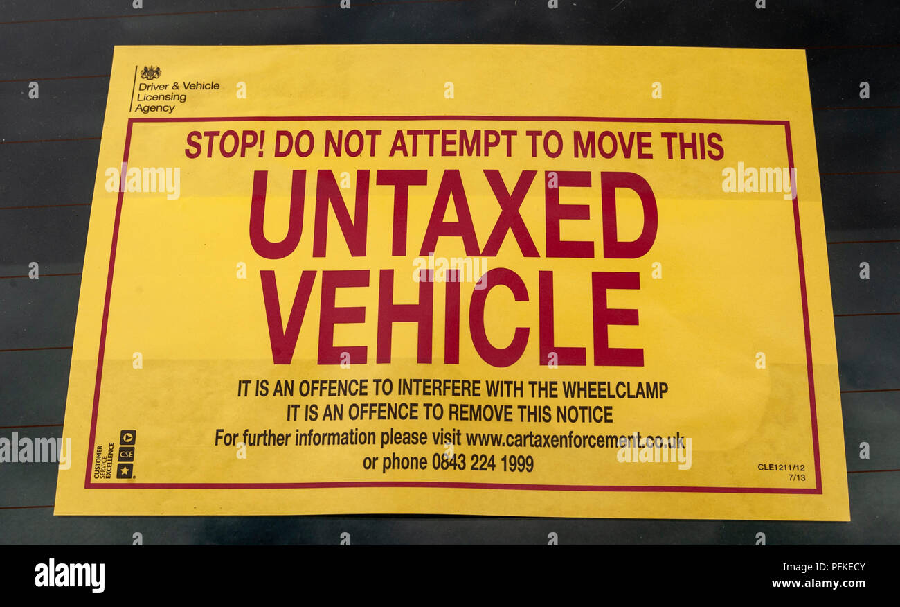 A Untaxed Vehicle notice stuck on the windscreen of a car Stock Photo
