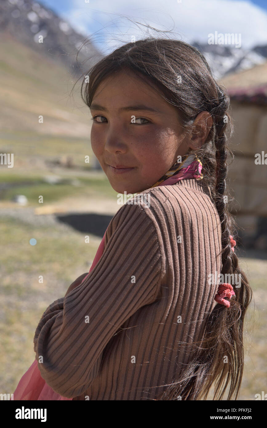 Shahardagi yalangoch qiz fotosurati Shahardagi yalangoch qiz fotosurati