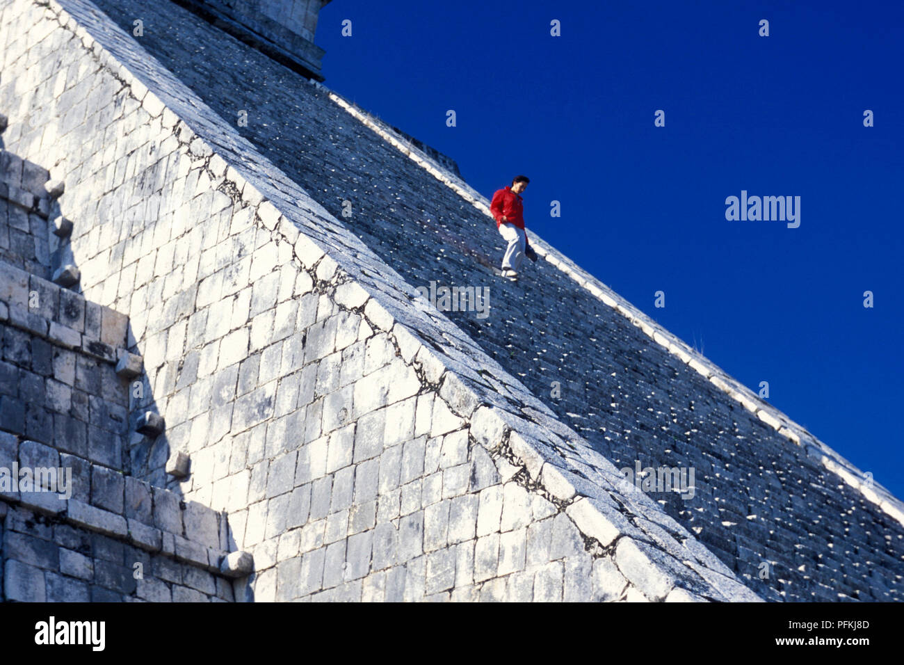 The Maya Ruins with the Kukulkan Pyramide of Chichen Itza in the Province Yucatan in Mexico in Central America.     Mexico, Chichen Itza, January 2009 Stock Photo