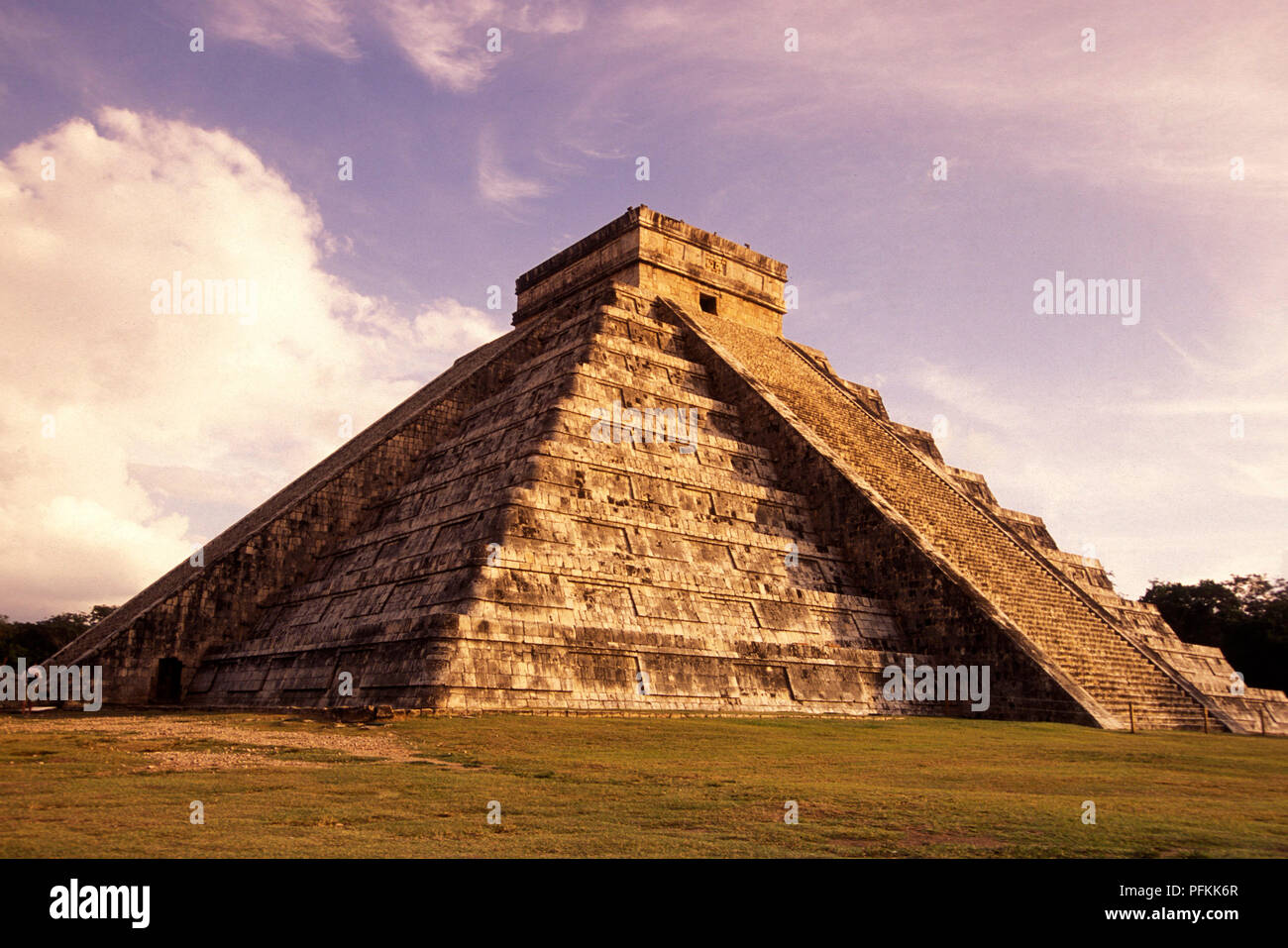 The Maya Ruins with the Kukulkan Pyramide of Chichen Itza in the Province Yucatan in Mexico in Central America.     Mexico, Chichen Itza, January 2009 Stock Photo