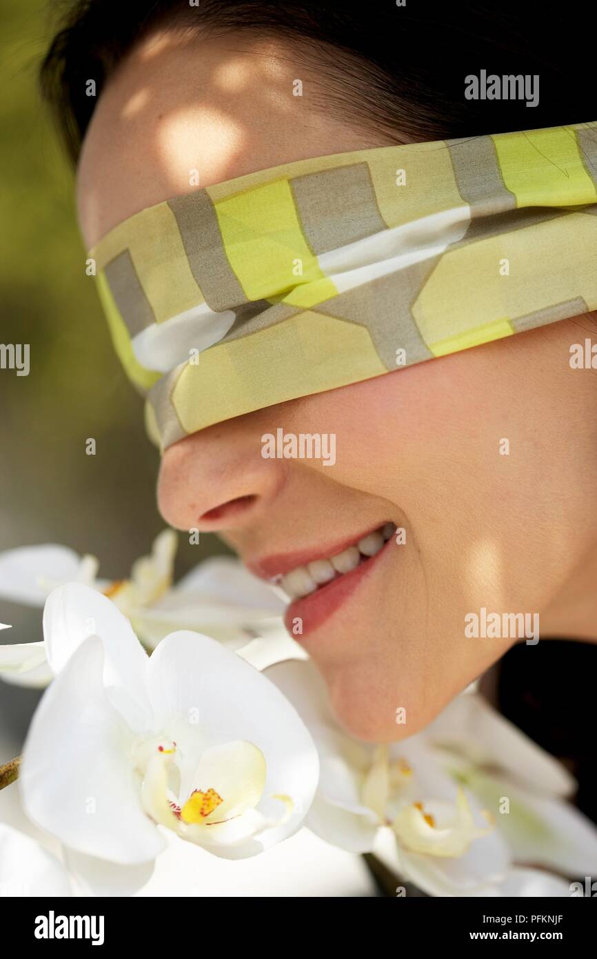 Profile of a blindfolded woman - Foto de stock - Masterfile - Royalty Free  Premium, Número: 640-02772989