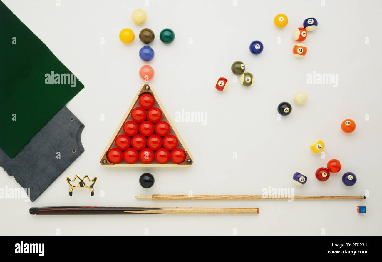 Red snooker balls within triangle, cues and numbered balls Stock Photo