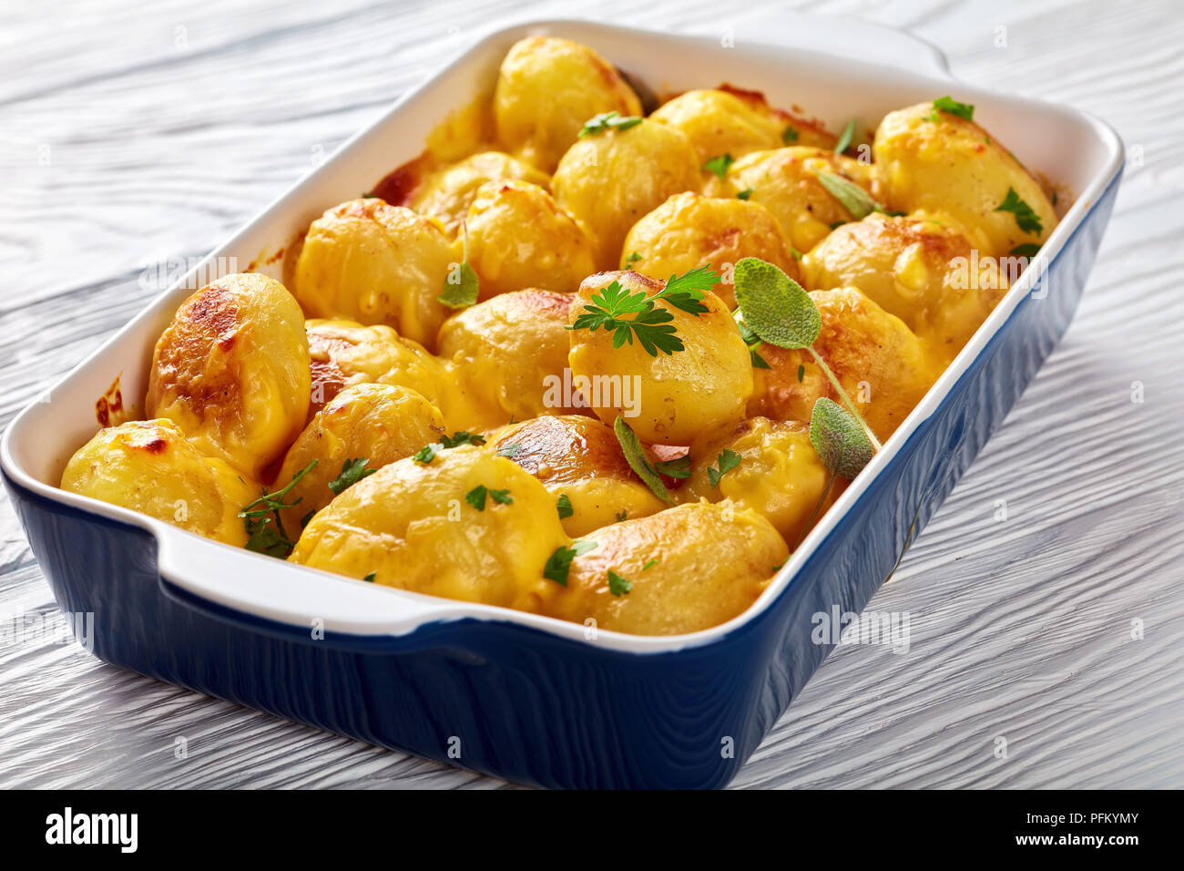 бейби картофель в духовке с розмарином. бэби картошка запеченная. картофель бейби. печеный картофель бейби. круглая картошка.