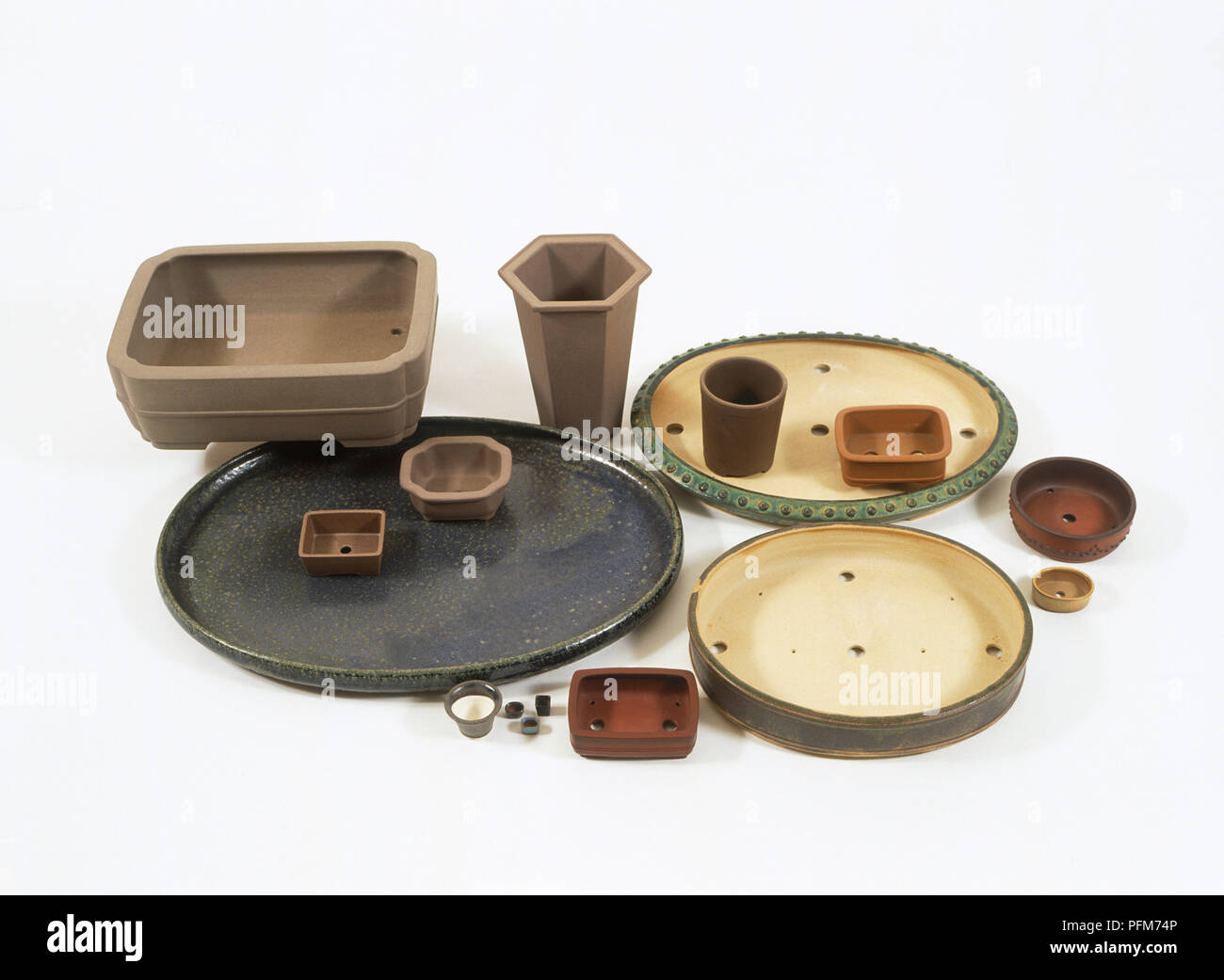 Plant pots and trays of different sizes Stock Photo Alamy