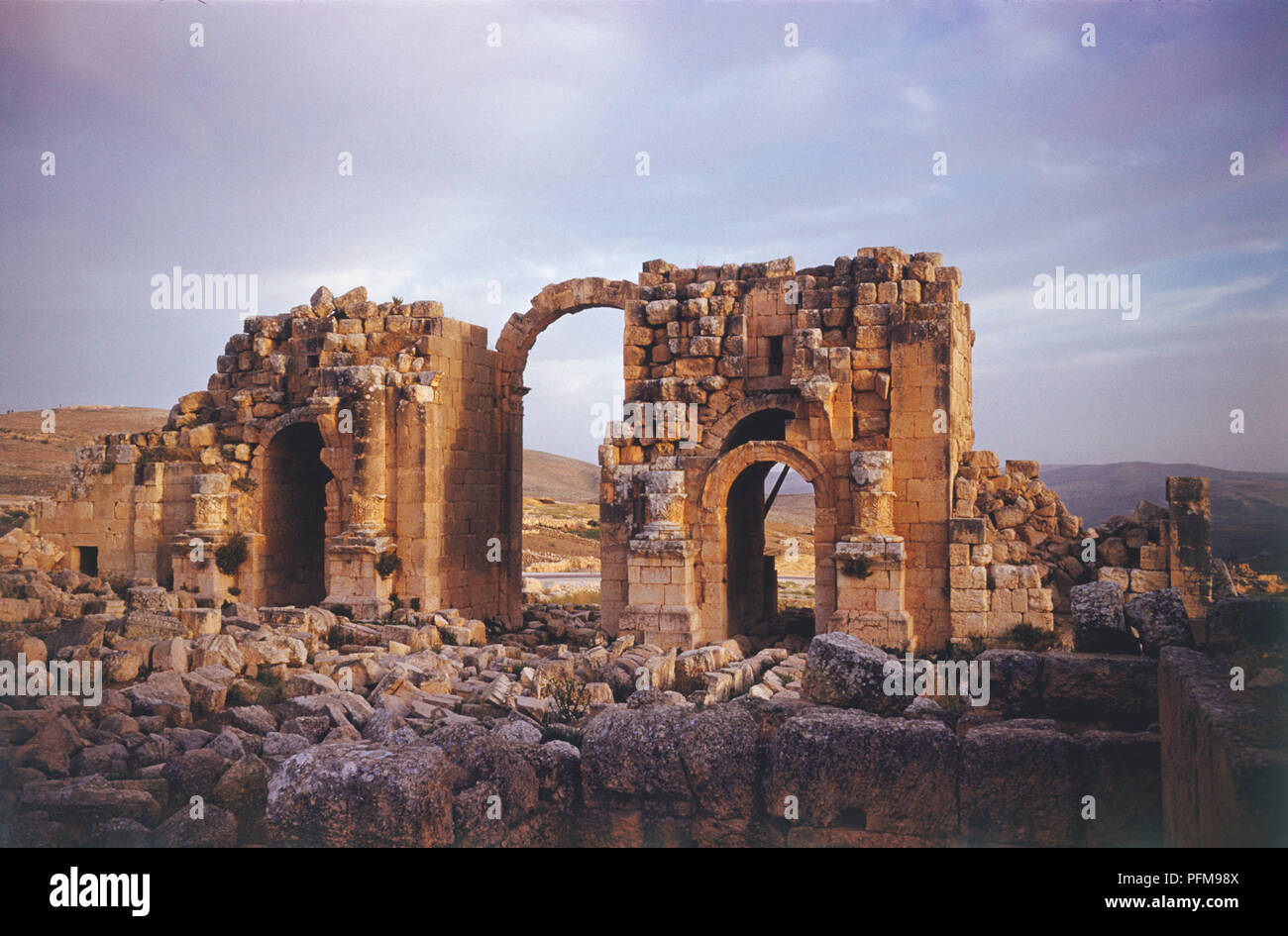 Jordan, triumphal Arch built to honour the visit of Emperor Hadrian to the ancient Roman site of Jerash, 48 km north of Amman, one of the largest and most well-preserved sites of Roman architecture in the world outside Italy. Stock Photo