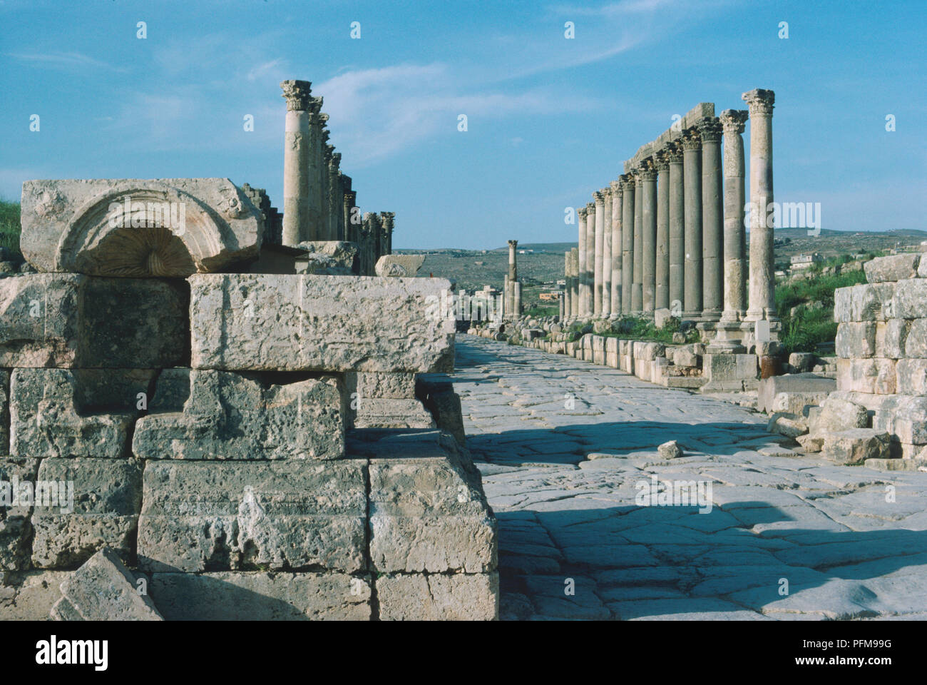 Jordan, Cardo Maximus, at the ancient Roman site of Jerash, 48 km north of Amman, one of the largest and most well-preserved sites of Roman architecture in the world outside Italy. Stock Photo