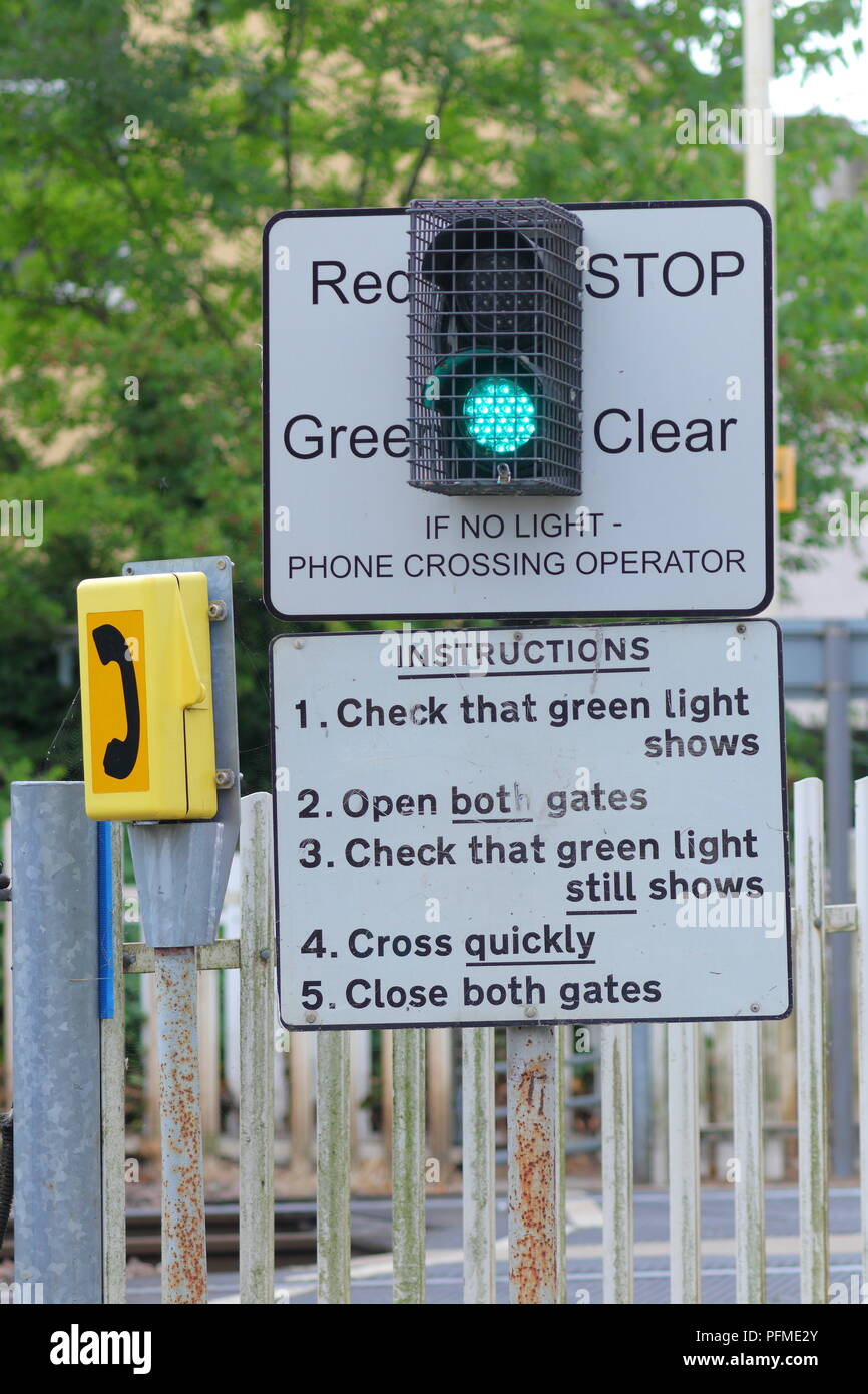 a-sign-with-instructions-on-how-to-cross-a-level-crossing-in-mickletown-methley-leeds-west-yorkshire-uk-PFME2Y.jpg