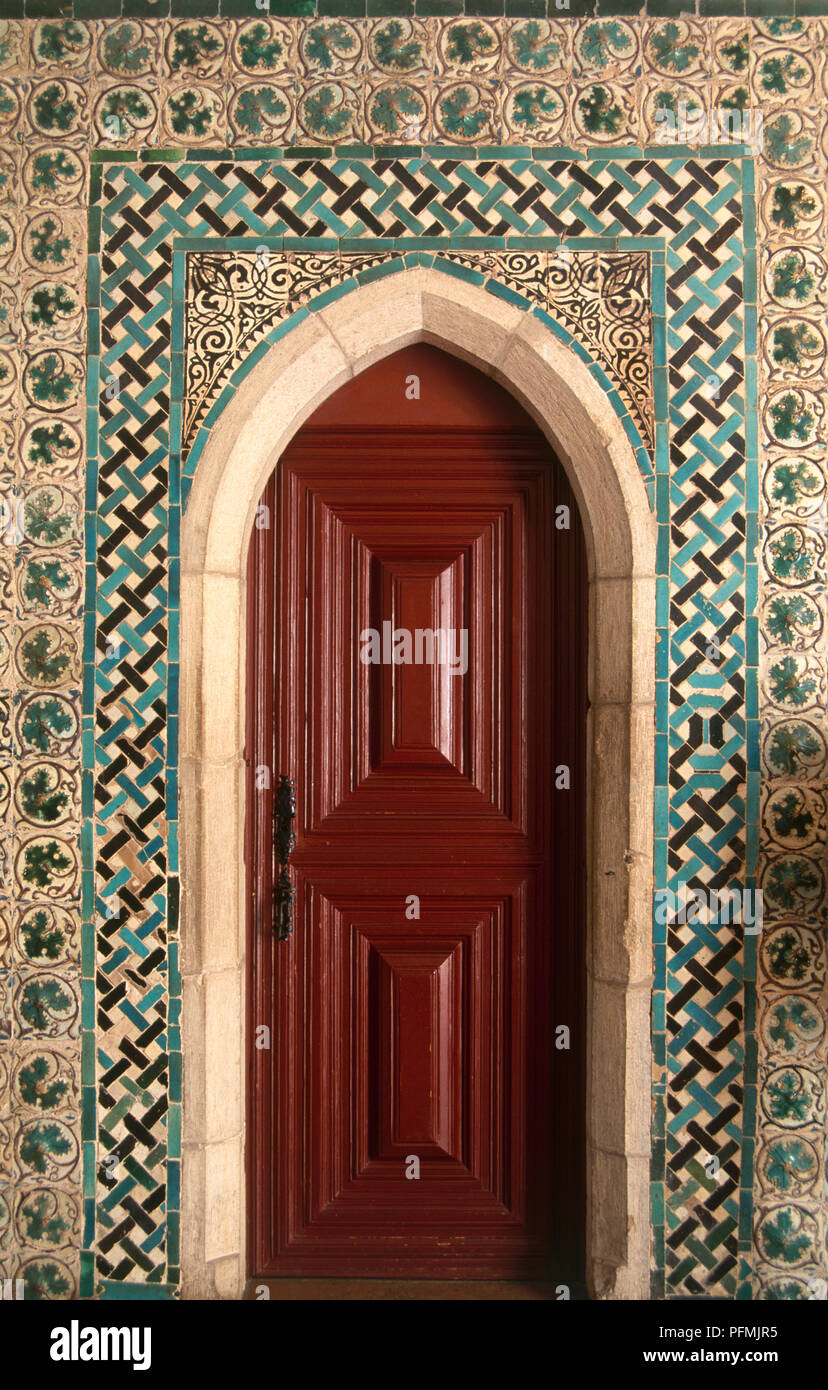 Portugal, Sintra, Palacio Nacional de Sintra, Arabesque doorway Stock Photo