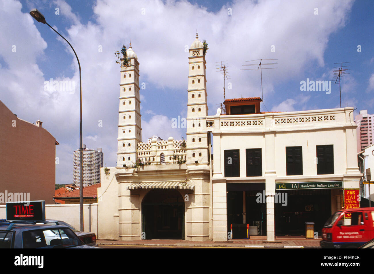 Singapore, Chinatown, exterior of the Jamae Mosque, dating from the 1830s, fusing Chinese, Anglo-Indian and Malay architectural styles, minarets resting on two tall towers either side of entrance, cream coloured brick, entrance archway. Stock Photo