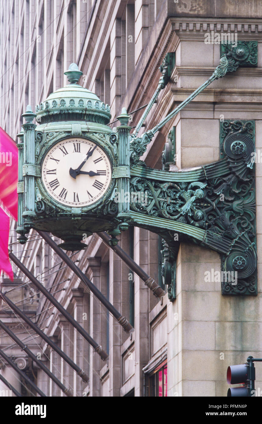 USA, Illinois, Chicago, clock at Marshall Field’s, a favourate meeting