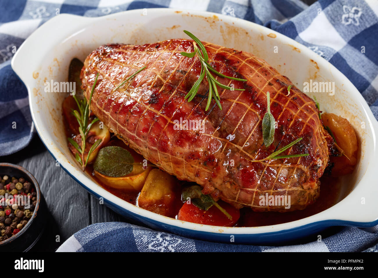 https://c8.alamy.com/comp/PFMPK2/delicious-meat-roulade-roasted-in-cooking-net-in-a-baking-dish-with-herbs-potato-and-carrot-slices-horizontal-view-from-above-close-up-PFMPK2.jpg