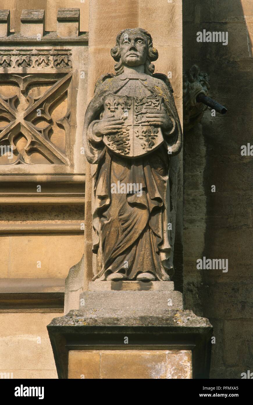 Great Britain, England, Oxfordshire, Oxford, statue holding coat of arms at Magdalen College Stock Photo