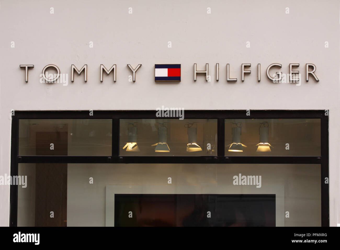 tiltrækkende Overleve overdrivelse Copenhagen, Denmark - June 26, 2018: Tommy Hilfiger storefront Stock Photo  - Alamy
