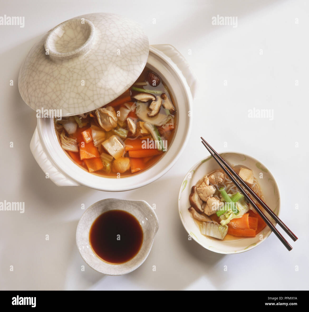https://c8.alamy.com/comp/PFMXYA/yosenabe-seafood-chicken-and-vegetable-soup-served-in-soup-bowl-and-smaller-soup-dish-with-soy-sauce-dip-view-from-above-PFMXYA.jpg