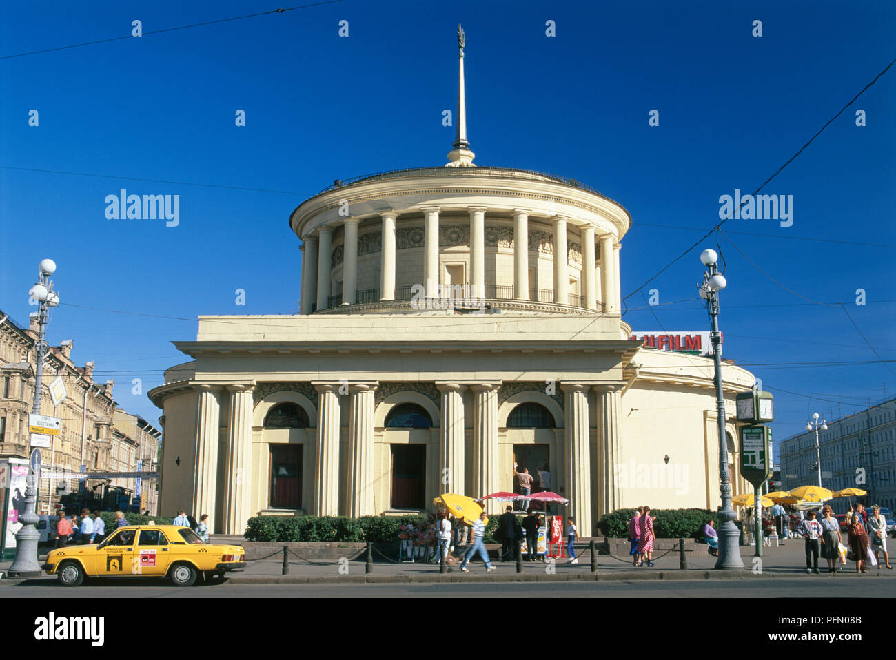 Russia, St Petersburg, exterior of Ploshchad Vosstaniya metro station with pedestrians walking on pavement Stock Photo