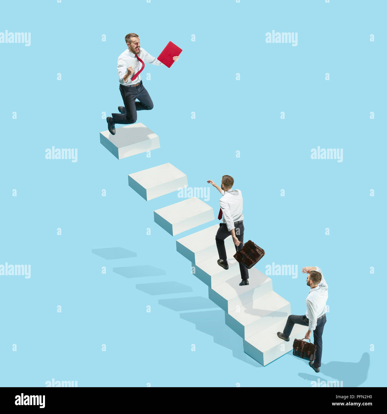 Скороход по карьерной лестнице. Рост по карьерной лестнице. Человек на лестнице. Скороход по карьерной лестнице. Человек поднимается по карьерной лестнице.