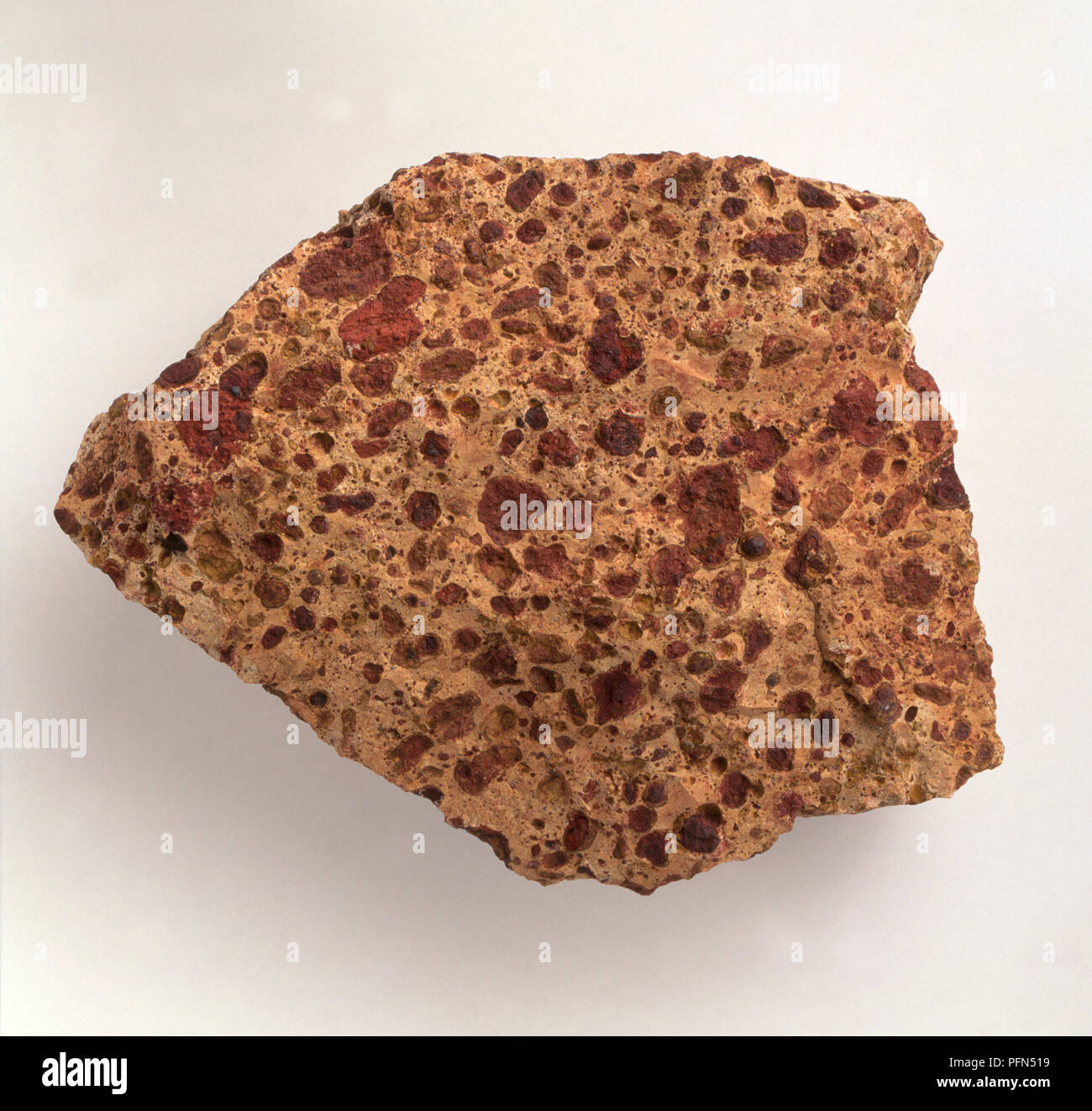 Красный боксит. Красный боксит. Боксит камень. Бокситы алюминия. Кристаллы киновари.