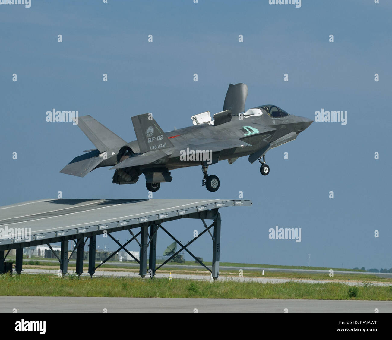 Peter 'Wizzer' Wilson, BAE test pilot at the F-35 Pax River Integrated Test Force, performs a ski jump Aug. 15, 2018, at NAS Patuxent River with an F-35B test jet as part of the workups to prepare for First of Class Flying Trials (Fixed Wing) aboard HMS Queen Elizabeth.  Around 200 supporting staff from the ITF, including pilots, engineers, maintainers and data analysts, will take two F-35Bs test aircraft aboard the Royal Navy’s newest aircraft carrier this fall and are expected to conduct 500 take offs and landings during their 11-week test period at sea. This fixed wing test period brings th Stock Photo