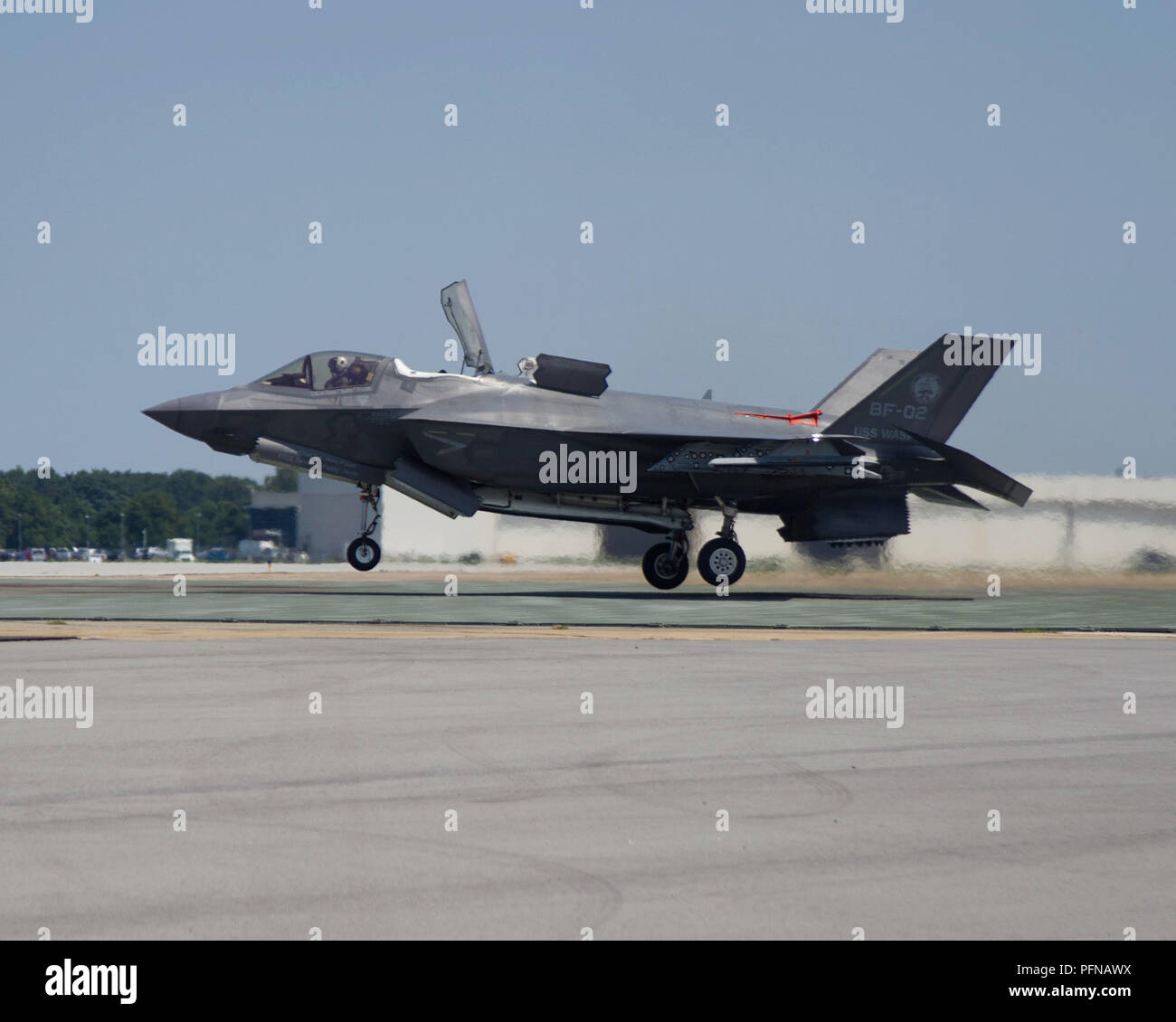 Peter 'Wizzer' Wilson, BAE test pilot at the F-35 Pax River Integrated Test Force, performs a ski jump Aug. 15, 2018, at NAS Patuxent River with an F-35B test jet as part of the workups to prepare for First of Class Flying Trials (Fixed Wing) aboard HMS Queen Elizabeth.  Around 200 supporting staff from the ITF, including pilots, engineers, maintainers and data analysts, will take two F-35Bs test aircraft aboard the Royal Navy’s newest aircraft carrier this fall and are expected to conduct 500 take offs and landings during their 11-week test period at sea. This fixed wing test period brings th Stock Photo