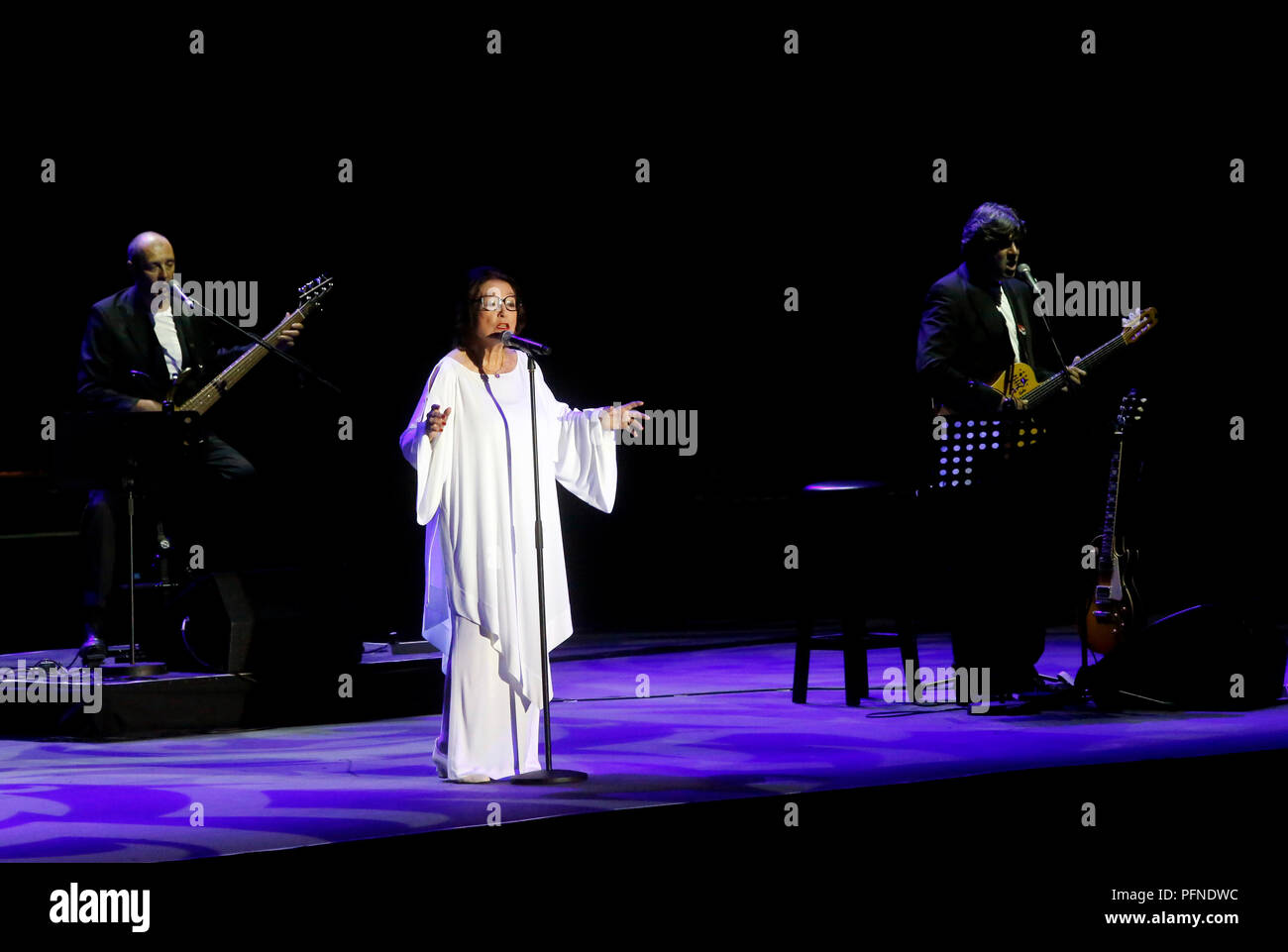 Byblos. 21st Aug, 2018. Greek singer Nana Mouskouri (C) performs during the Byblos Festival in Lebanon's northern city Byblos on Aug. 21, 2018. Credit: Bilal Jawich/Xinhua/Alamy Live News Stock Photo