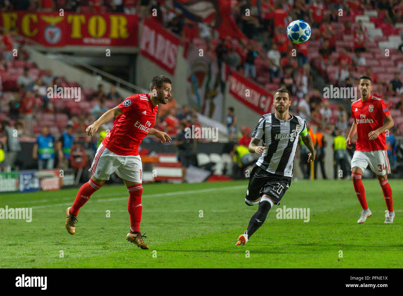 Lisbon, Portugal. August 21, 2018. Benfica's forward from Serbia Andrika Zivkovic (17) and PAOK's defender from Portugal Vieirinha (20) during the game of the 1st leg of the Playoffs of the UEFA Champions League, SL Benfica vs PAOK © Alexandre de Sousa/Alamy Live News Stock Photo