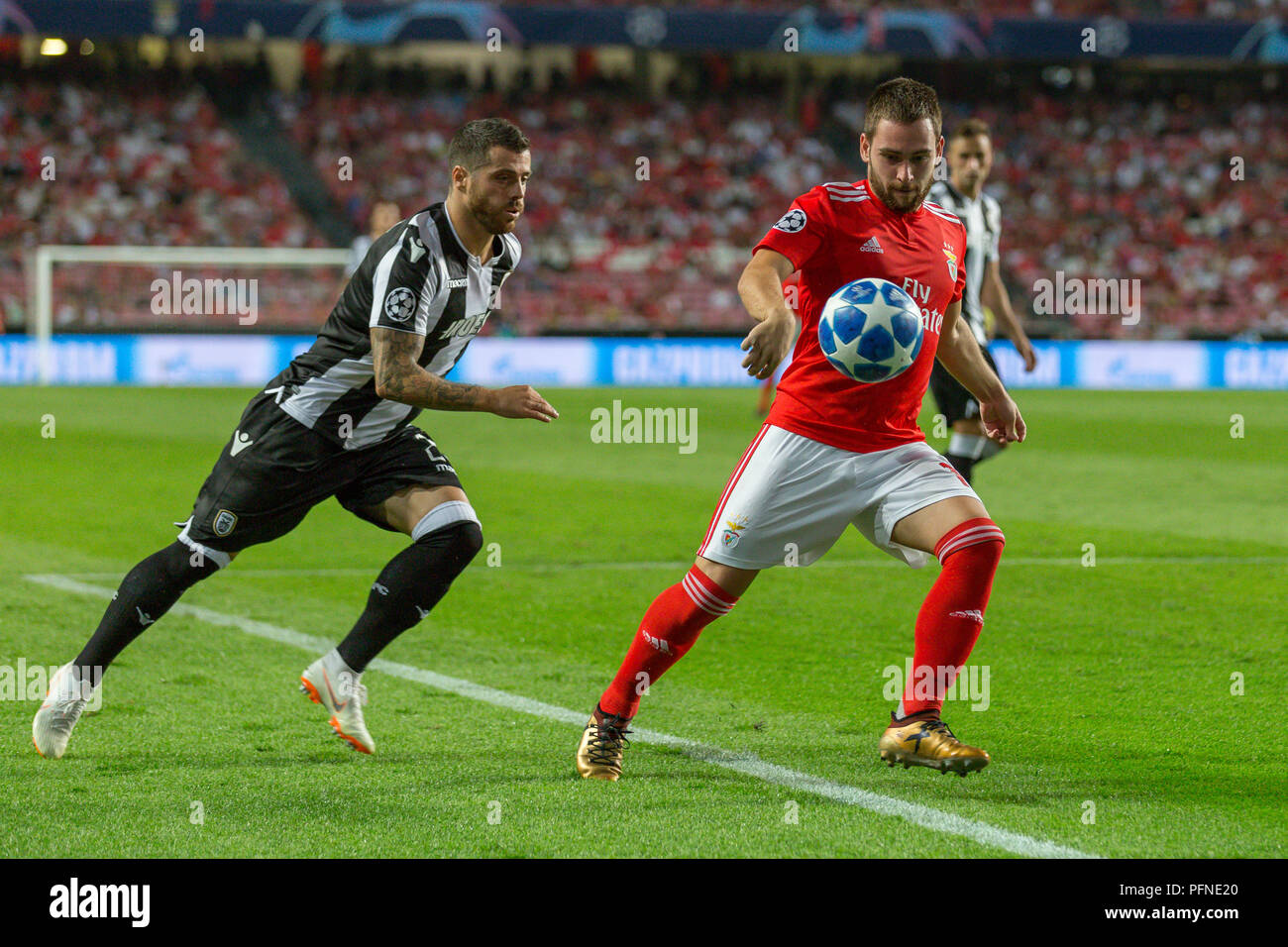 Lisbon, Portugal. August 21, 2018. Benfica's forward from Serbia Andrika Zivkovic (17) and PAOK's defender from Portugal Vieirinha (20) during the game of the 1st leg of the Playoffs of the UEFA Champions League, SL Benfica vs PAOK © Alexandre de Sousa/Alamy Live News Stock Photo