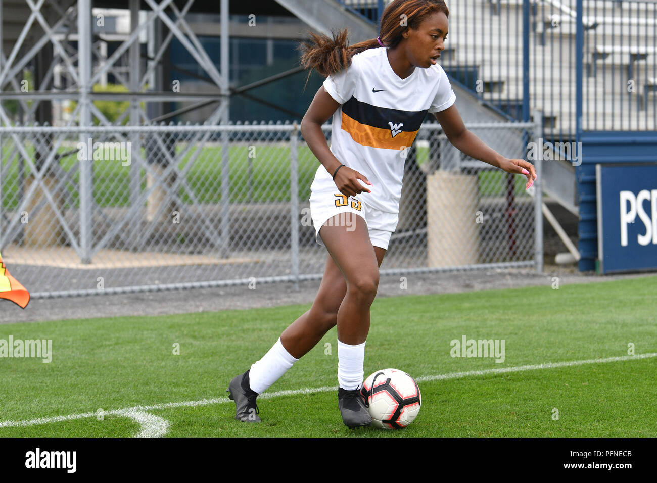 University Park, Pennsylvania, USA. 19th Aug, 2018. WVU women's soccer player SH'NIA GORDON (99) plays the ball out of the corner during the NCAA women's soccer match played at Jeffrey Field in University Park, PA. WVU and Arkansas finished in a 1-1 draw after two overtimes. Credit: Ken Inness/ZUMA Wire/Alamy Live News Stock Photo