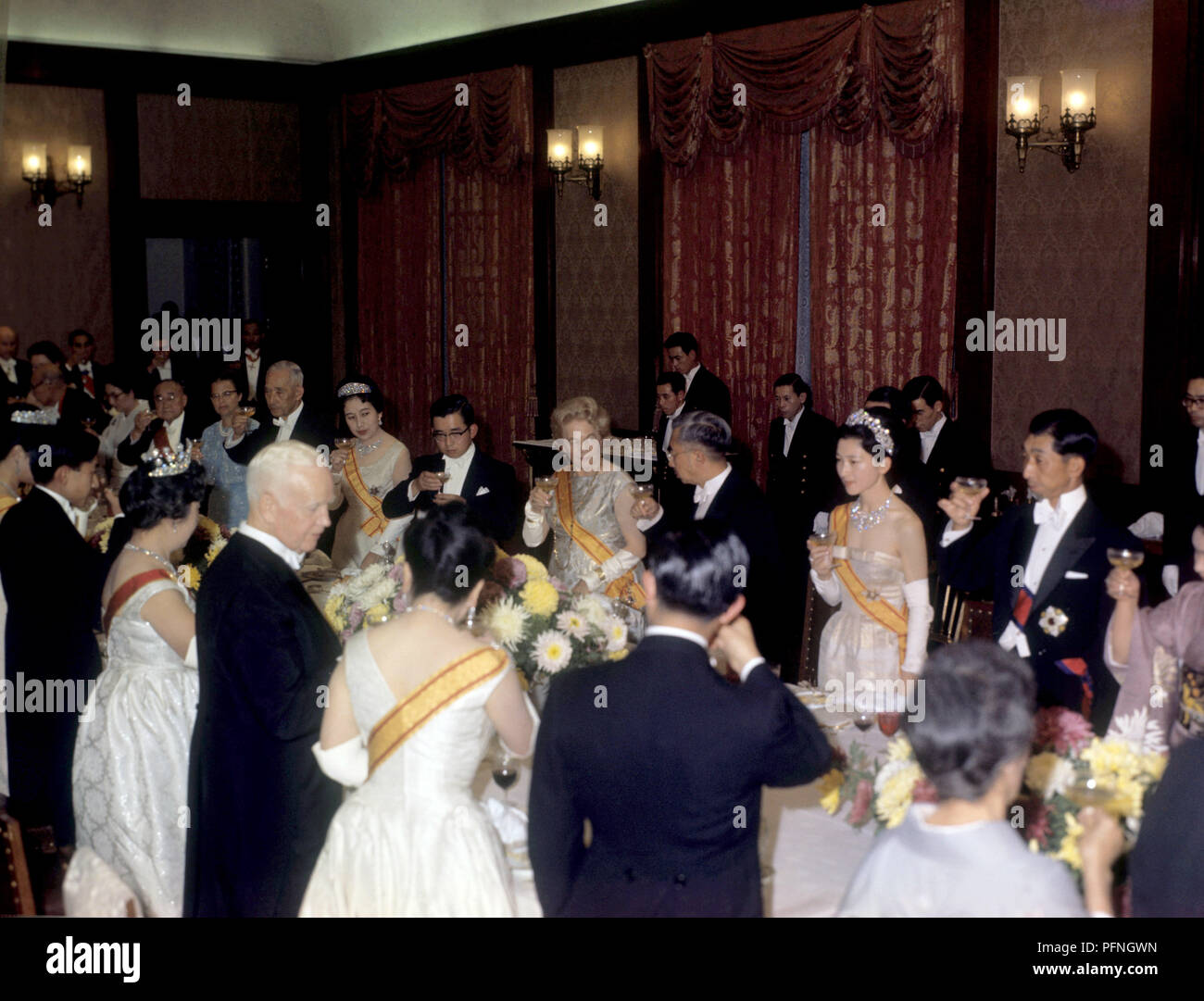Toast at the State Banquet in the Imperial Palace in Tokyo. In the foreground Federal President Heinrich Lubke, on the left next to him Empress Nagako and Crown Prince Akihito, versus his wife Wilhelmine, Emperor Hirohito and Crown Princess Michiko. | usage worldwide Stock Photo