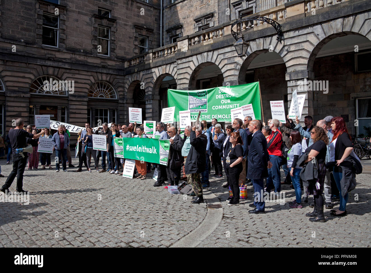 Edinburgh, Scotland, UK 22 August 2018. City Chambers offices. Campaigners against a proposed £50 million development in Leith handed in a petition with more  than 10,000 signatures to the city council’s planning committee at the City Chambers on the Royal Mile. 'Save Leith Walk' is a grassroots public campaign to prevent the demolition of the  sandstone building and influence what is built on the site. Stock Photo