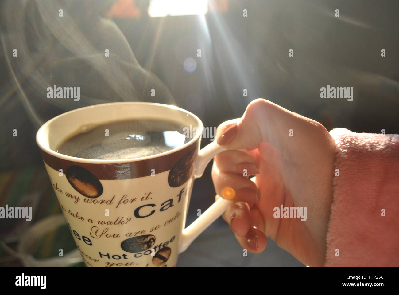 500px Photo ID: 270583769 - Junto a la ventana ella bebe cafe en una fria mañana de invierno , el sol tibio con sus rayos debiles entra en casa . Stock Photo