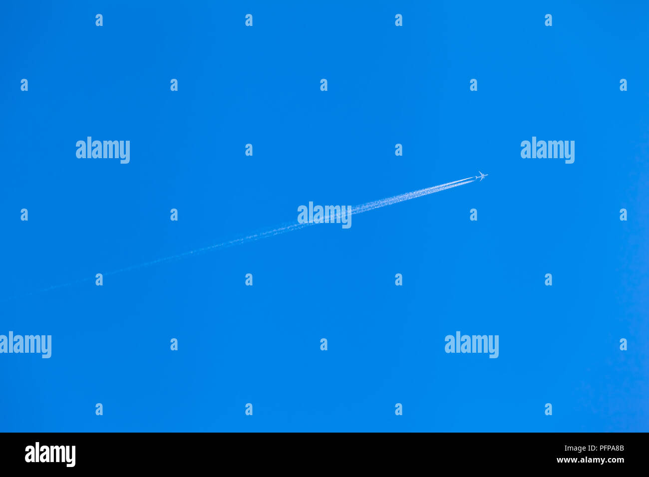 White contrail hi-res stock photography and images - Alamy