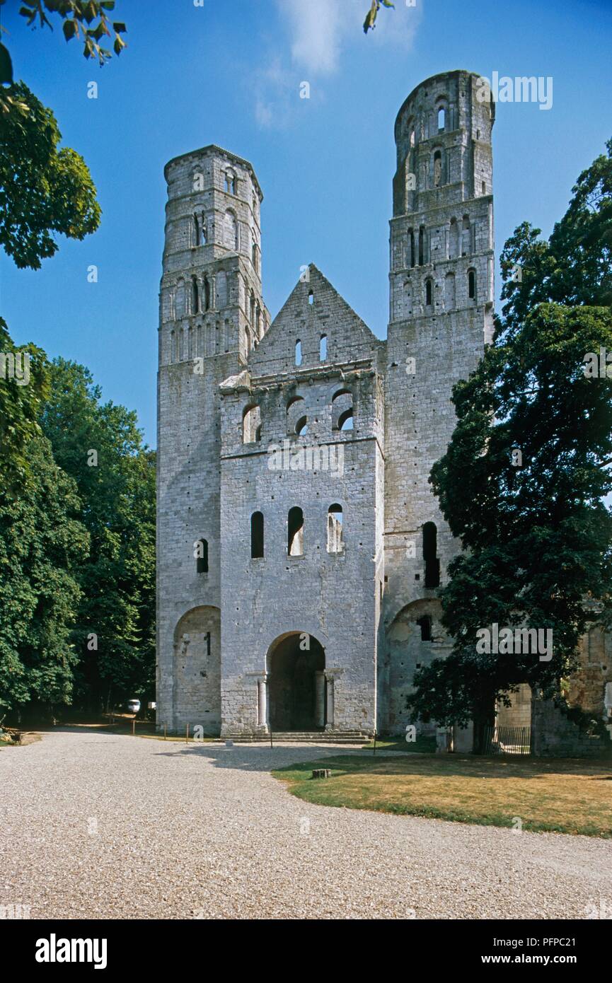France, Normandy, Abbaye de Jumieges, facade of ruined medieval abbey, built around 1060 Stock Photo