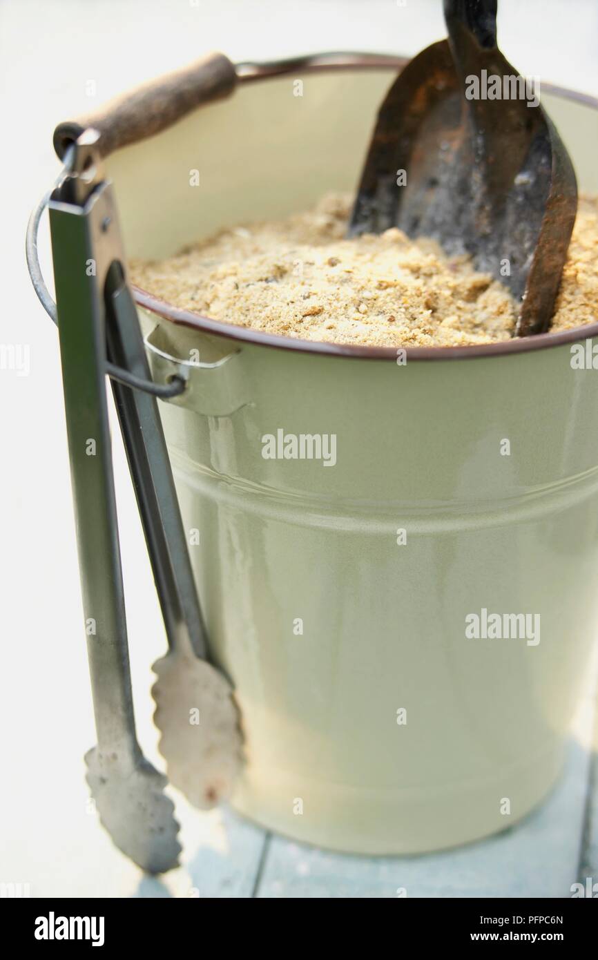 Spade for bucket hi-res stock photography and images - Alamy
