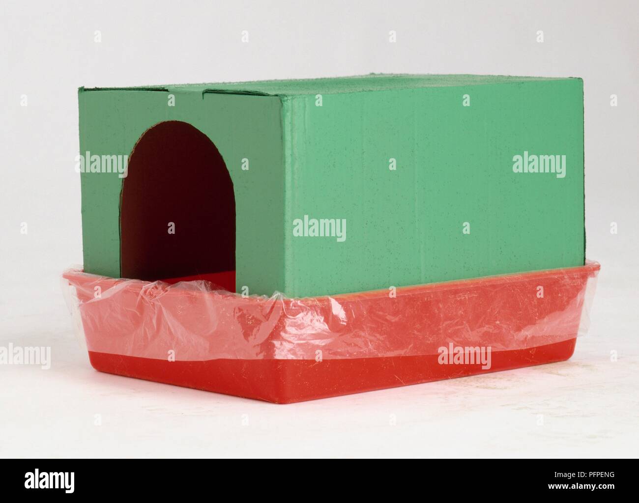 Litter tray with cardboard top Stock Photo Alamy