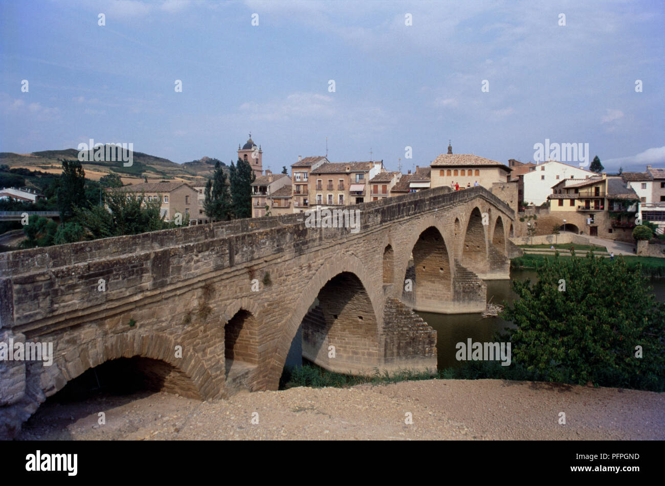 Spain, Northern Spain, Navarra (Navarre), Puente la Reina, Puente de los Peregrinos, 11th century bridge across Rio Arga Stock Photo