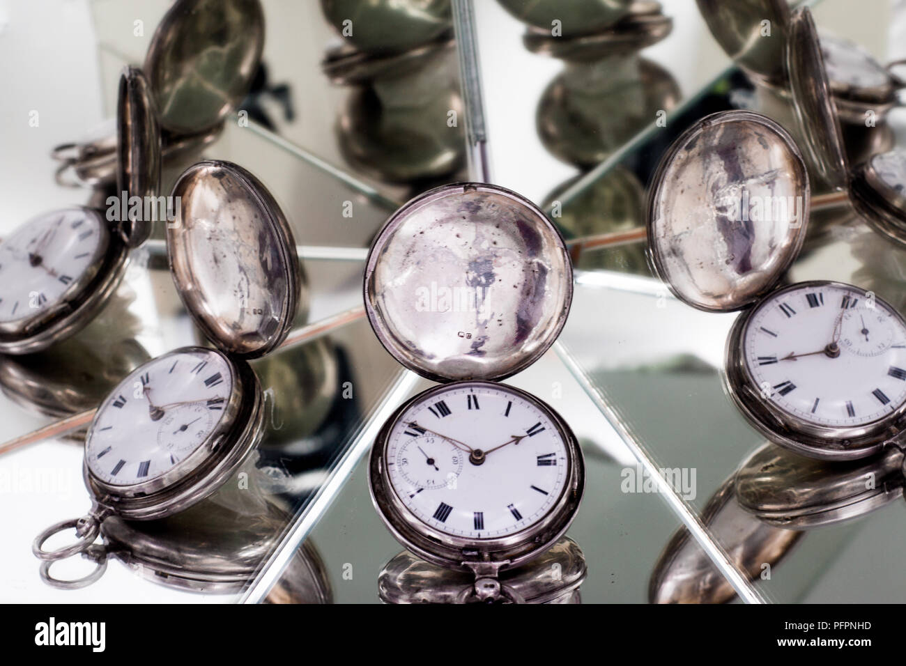 Pocket watch faces hires stock photography and images Alamy