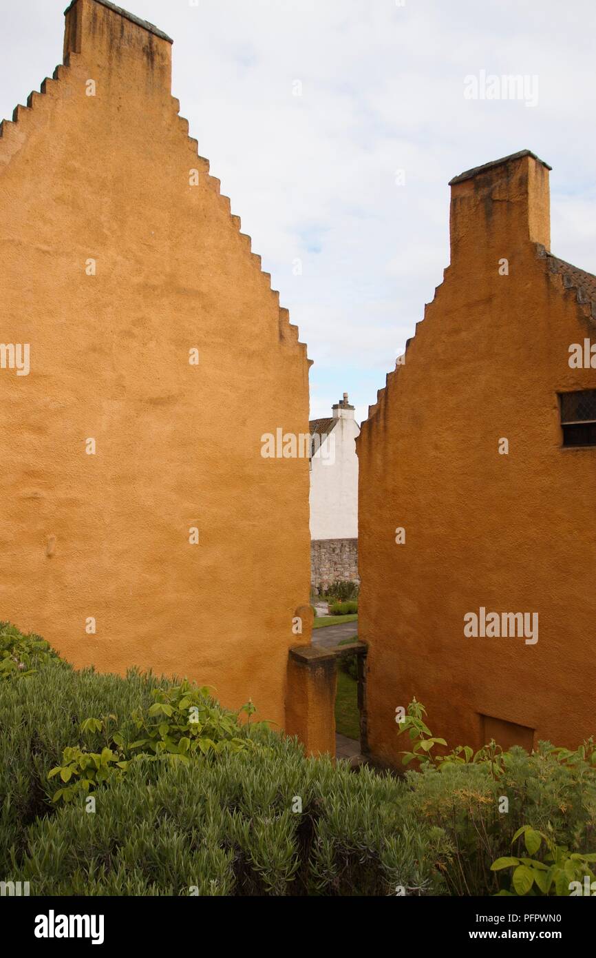 Scotland, Kingdom of Fife, Culross Palace, crow-stepped gables and walls Stock Photo