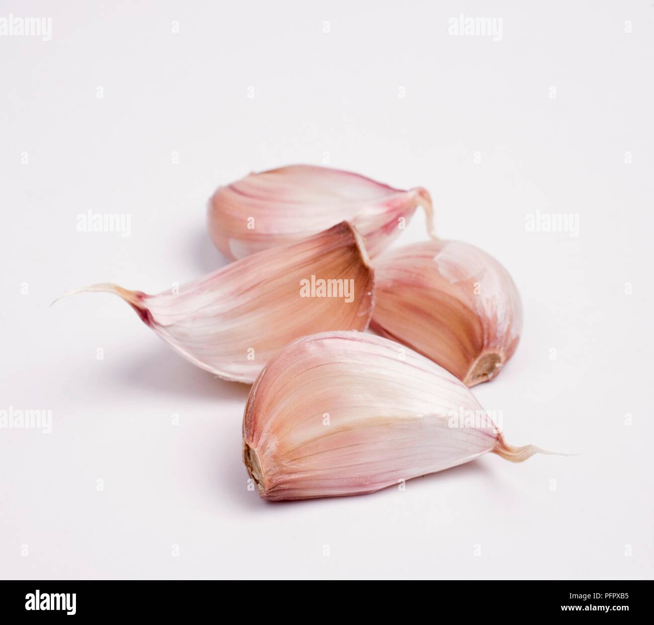 Pink Garlic Cloves of pink garlic Stock Photo - Alamy