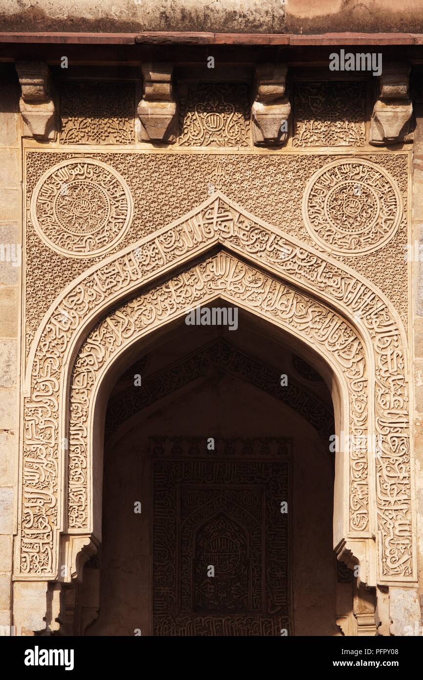 India, Delhi, Bara Gumbad Masjid (Bara Gumbad Mosque), arch with carved Arabic inscriptions Stock Photo