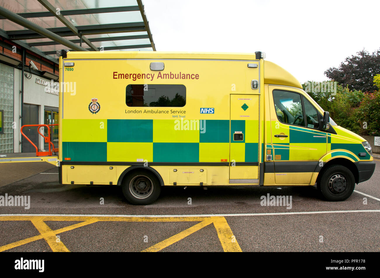 Great Britain, England, emergency ambulance parked outside hospital A&E department Stock Photo