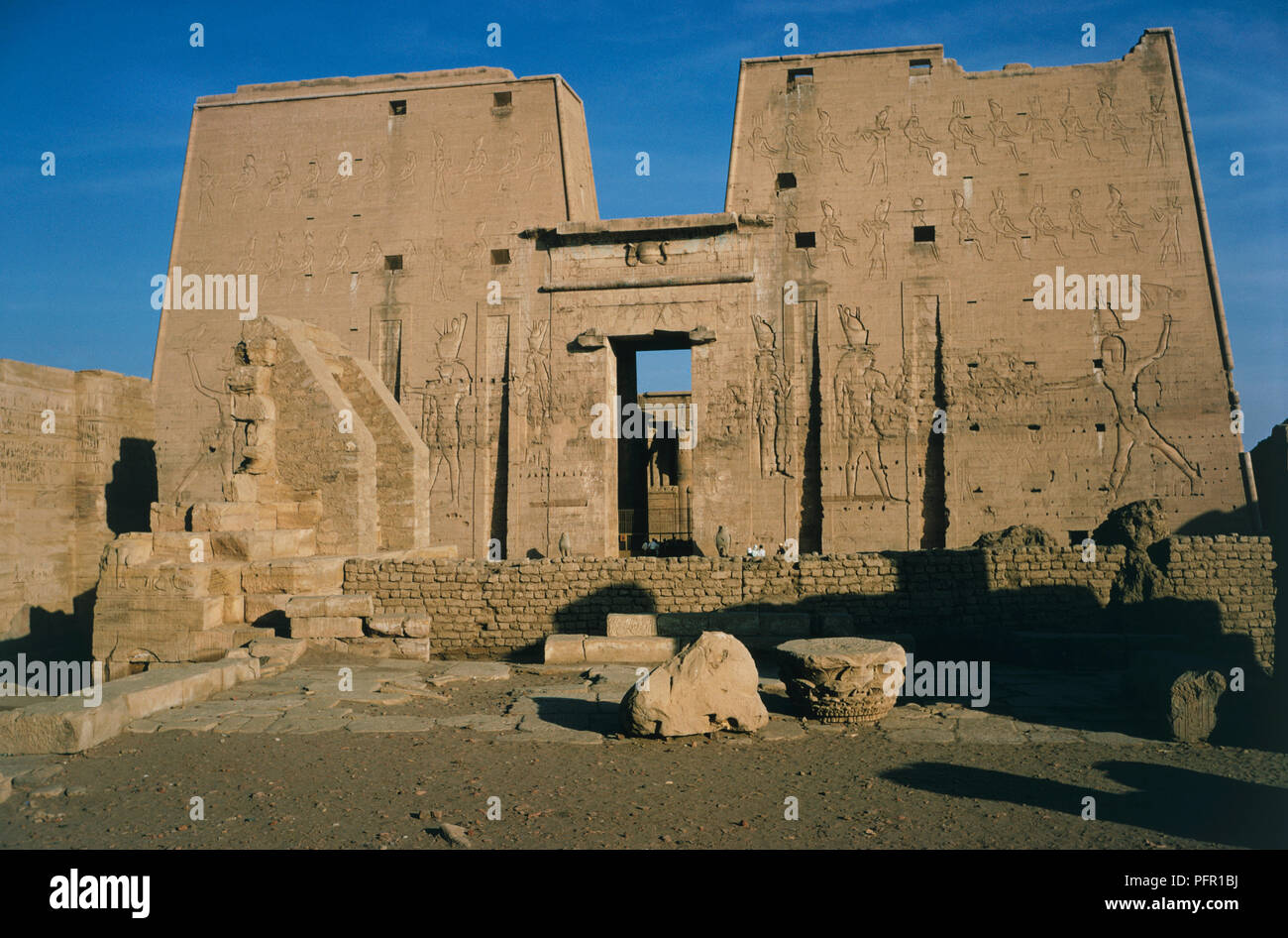 Egypt, Medinet Habu, Mortuary Temple of Ramesses III in the ancient Egyptian capital of Thebes Stock Photo