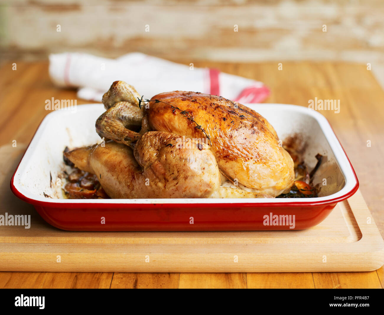 Whole roast chicken in roasting pan Stock Photo Alamy